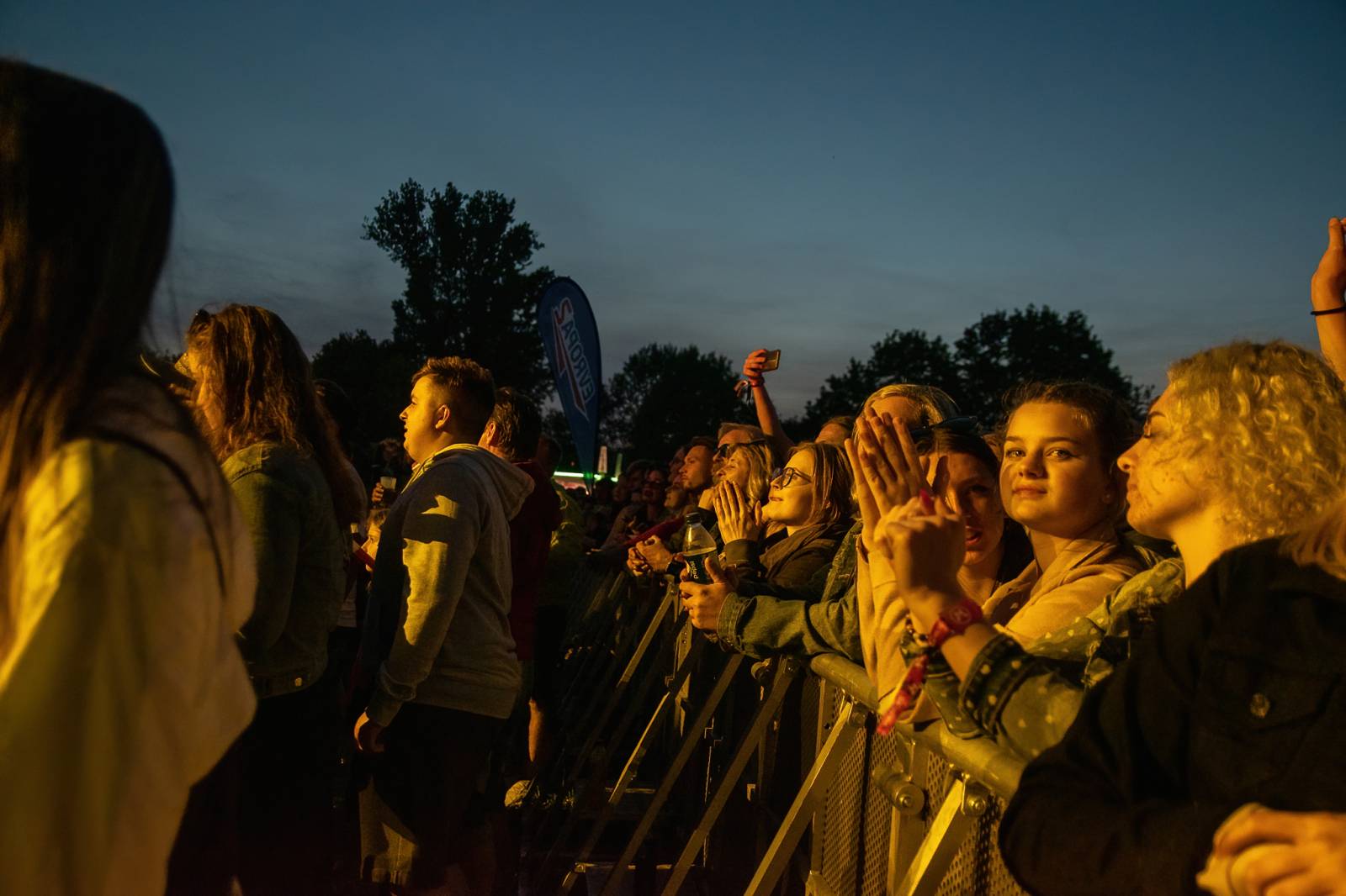 Majálesové veselí v Pardubicích odstartovalo. Miraie Navrátila vyklopili fanoušci z nafukovací jahody