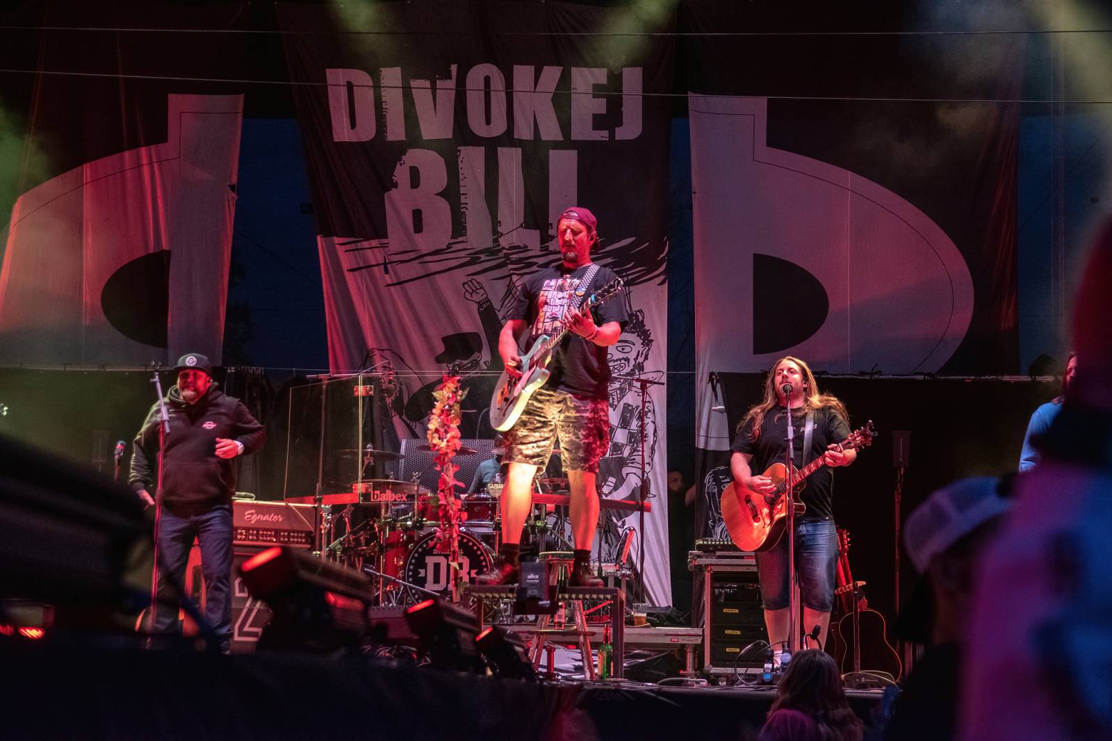 Majálesové veselí v Pardubicích odstartovalo. Miraie Navrátila vyklopili fanoušci z nafukovací jahody