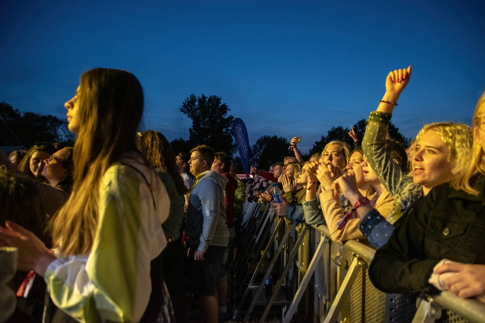 Majálesové veselí v Pardubicích odstartovalo. Miraie Navrátila vyklopili fanoušci z nafukovací jahody
