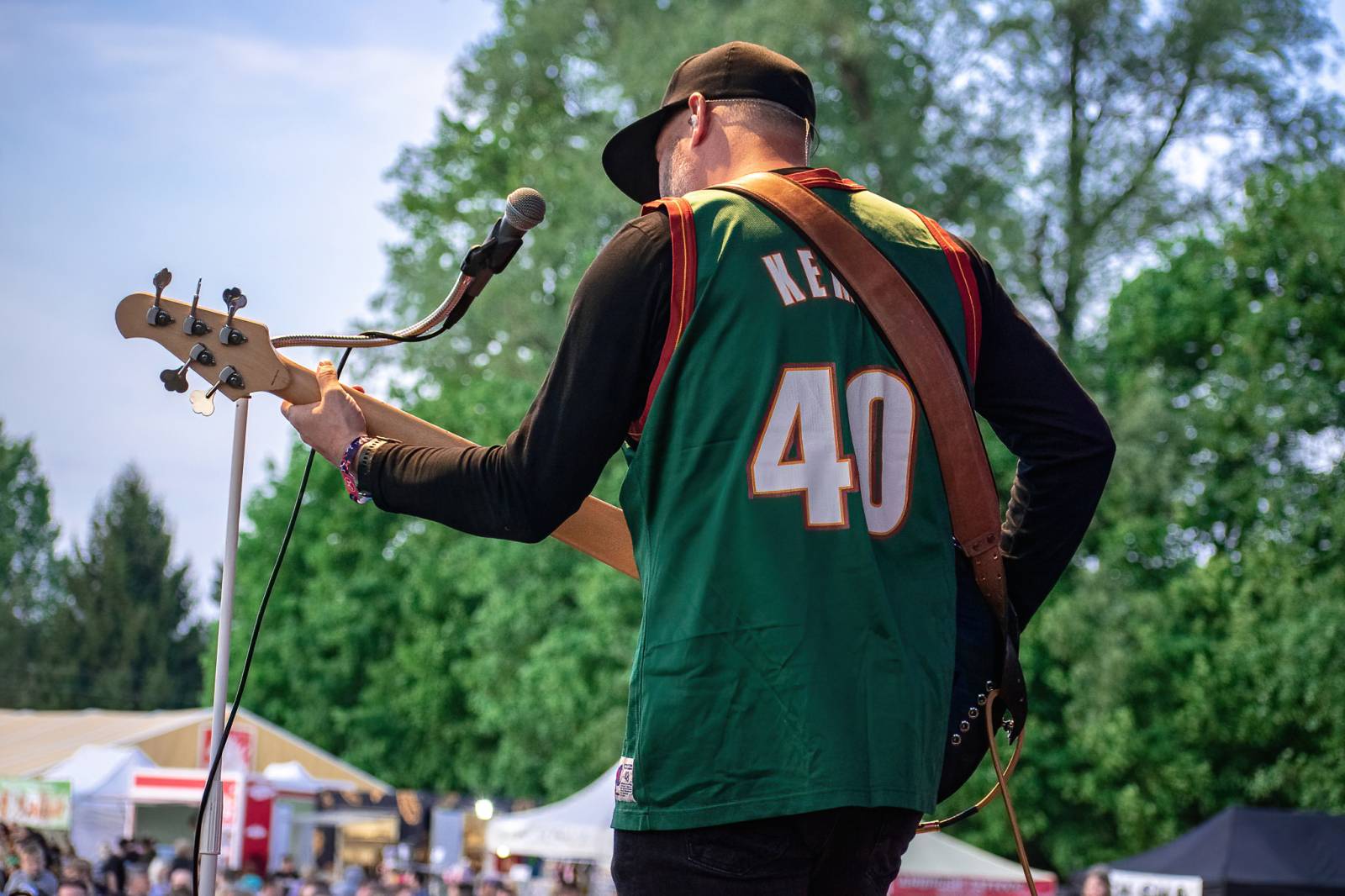 Majálesové veselí v Pardubicích odstartovalo. Miraie Navrátila vyklopili fanoušci z nafukovací jahody