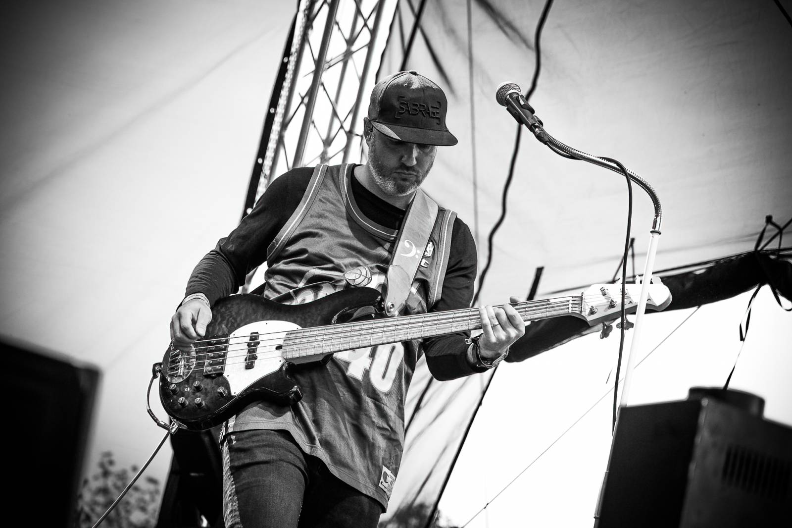 Majálesové veselí v Pardubicích odstartovalo. Miraie Navrátila vyklopili fanoušci z nafukovací jahody