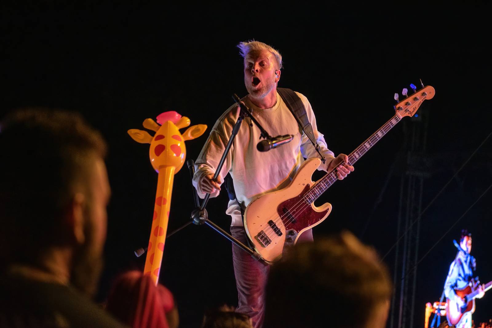 Majálesové veselí v Pardubicích odstartovalo. Miraie Navrátila vyklopili fanoušci z nafukovací jahody