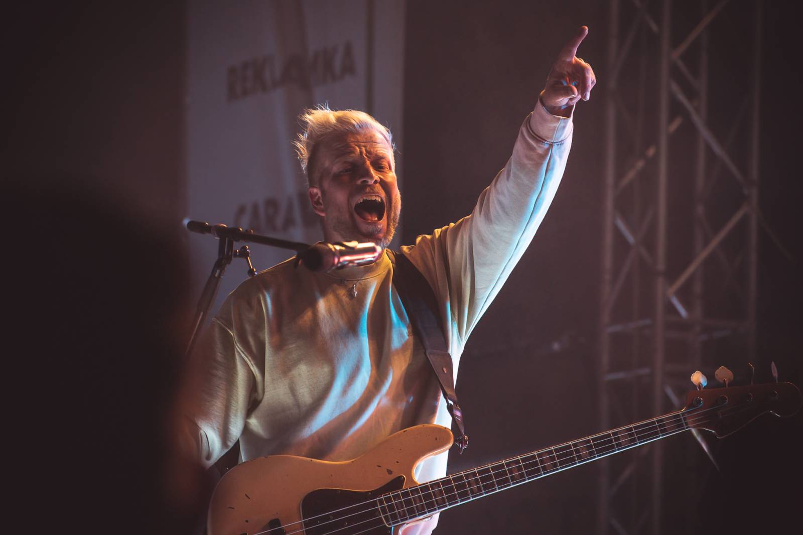 Majálesové veselí v Pardubicích odstartovalo. Miraie Navrátila vyklopili fanoušci z nafukovací jahody