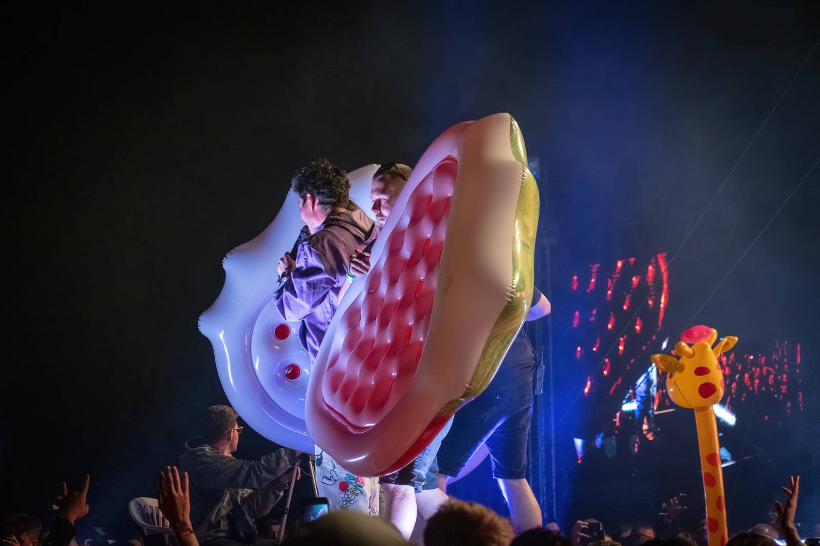 Majálesové veselí v Pardubicích odstartovalo. Miraie Navrátila vyklopili fanoušci z nafukovací jahody