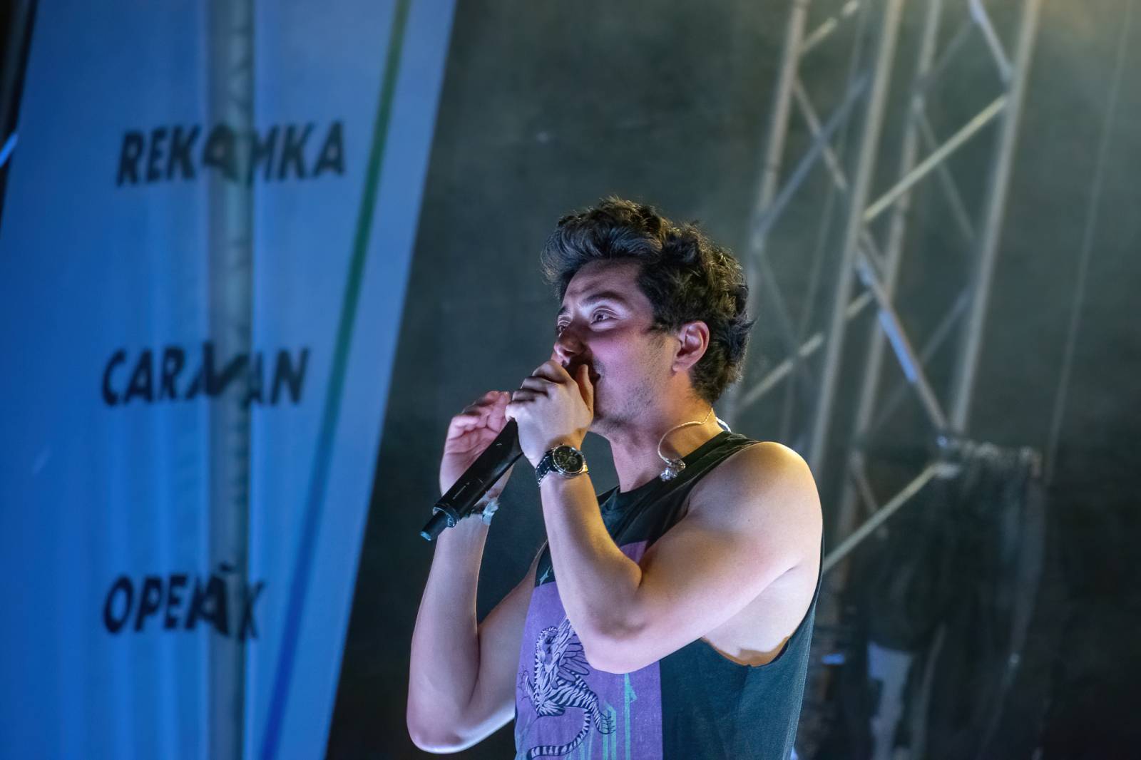 Majálesové veselí v Pardubicích odstartovalo. Miraie Navrátila vyklopili fanoušci z nafukovací jahody