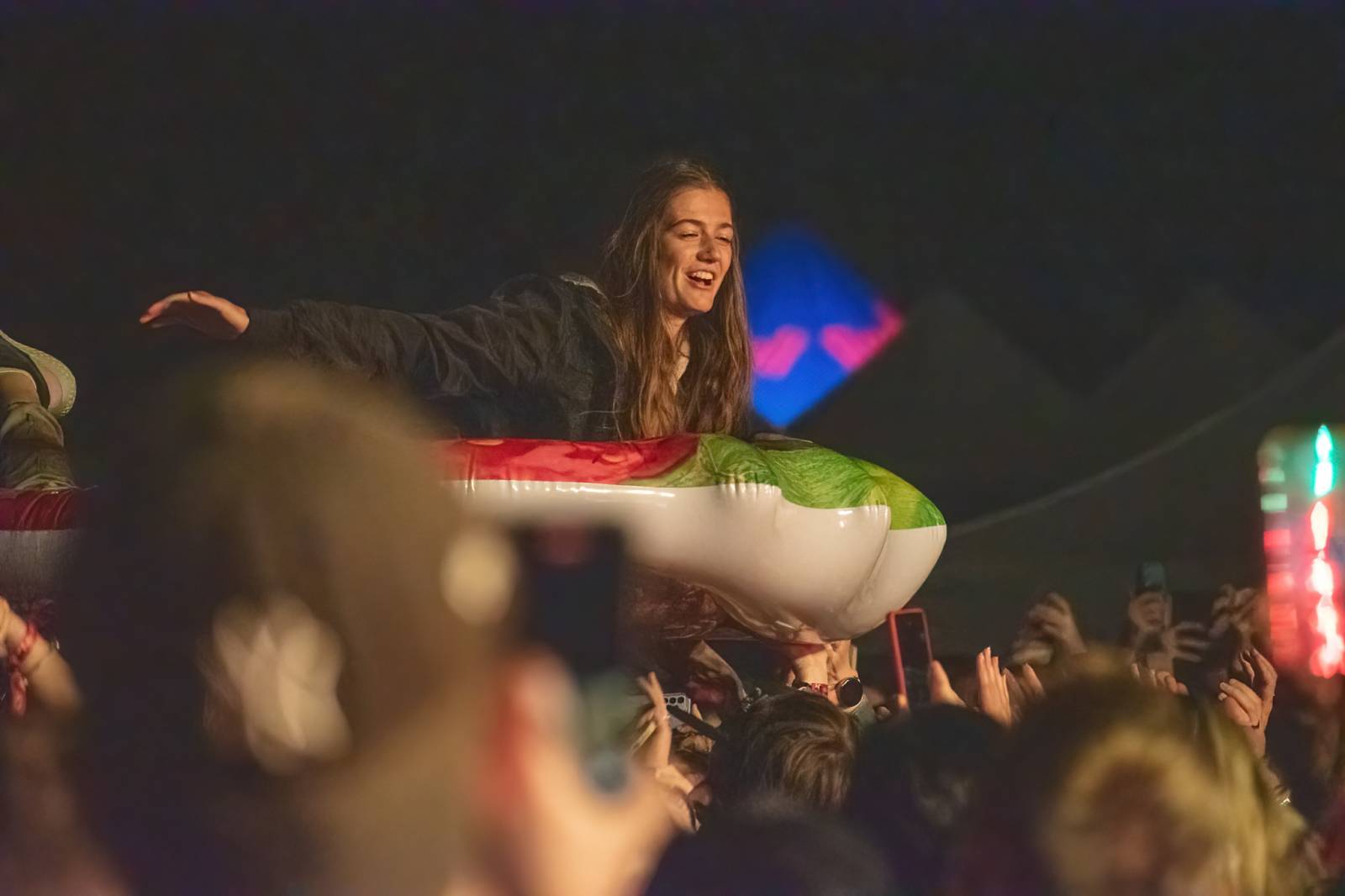 Majálesové veselí v Pardubicích odstartovalo. Miraie Navrátila vyklopili fanoušci z nafukovací jahody