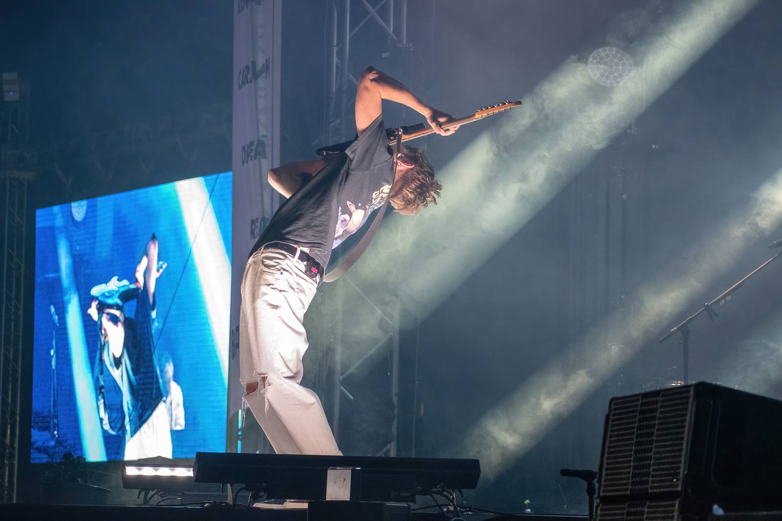 Majálesové veselí v Pardubicích odstartovalo. Miraie Navrátila vyklopili fanoušci z nafukovací jahody