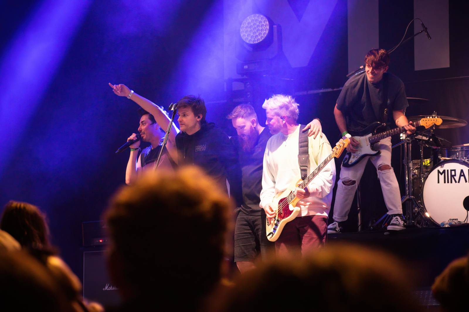 Majálesové veselí v Pardubicích odstartovalo. Miraie Navrátila vyklopili fanoušci z nafukovací jahody