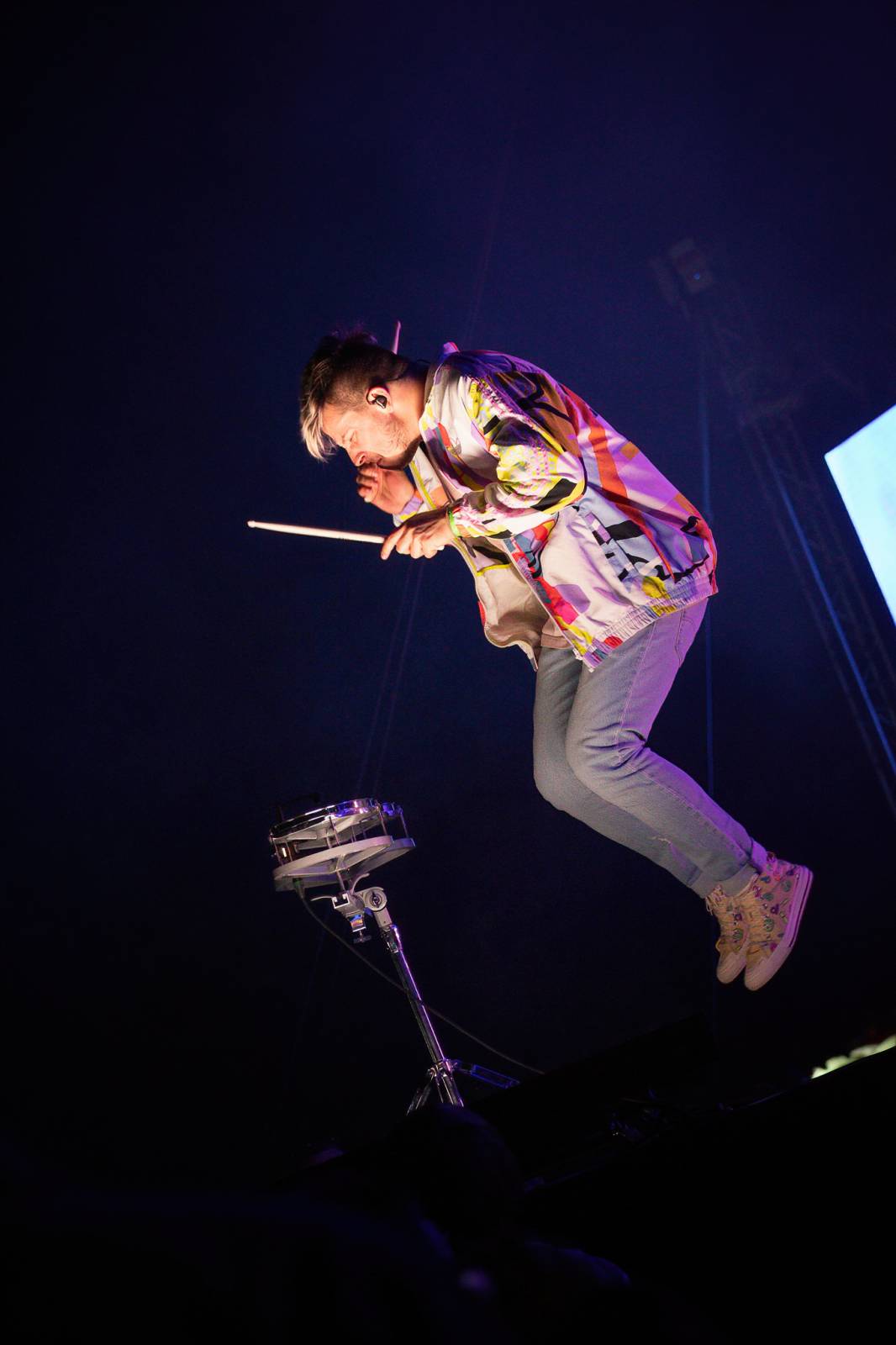 Majálesové veselí v Pardubicích odstartovalo. Miraie Navrátila vyklopili fanoušci z nafukovací jahody