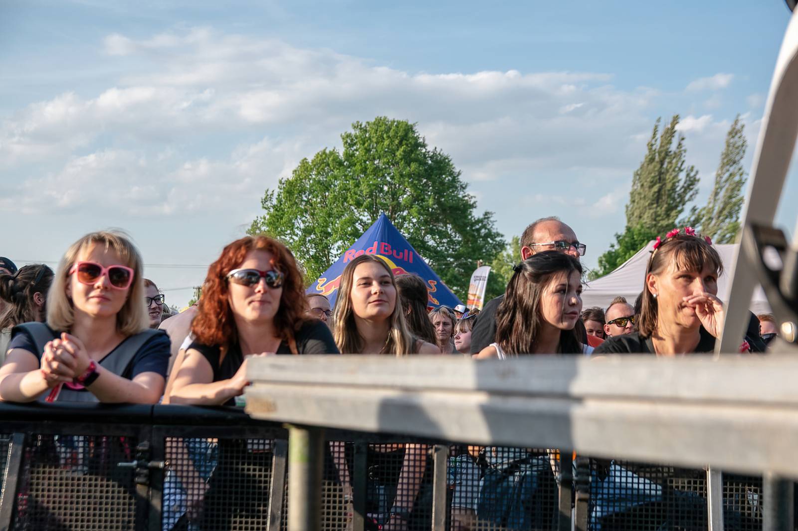 Majálesové veselí v Pardubicích odstartovalo. Miraie Navrátila vyklopili fanoušci z nafukovací jahody