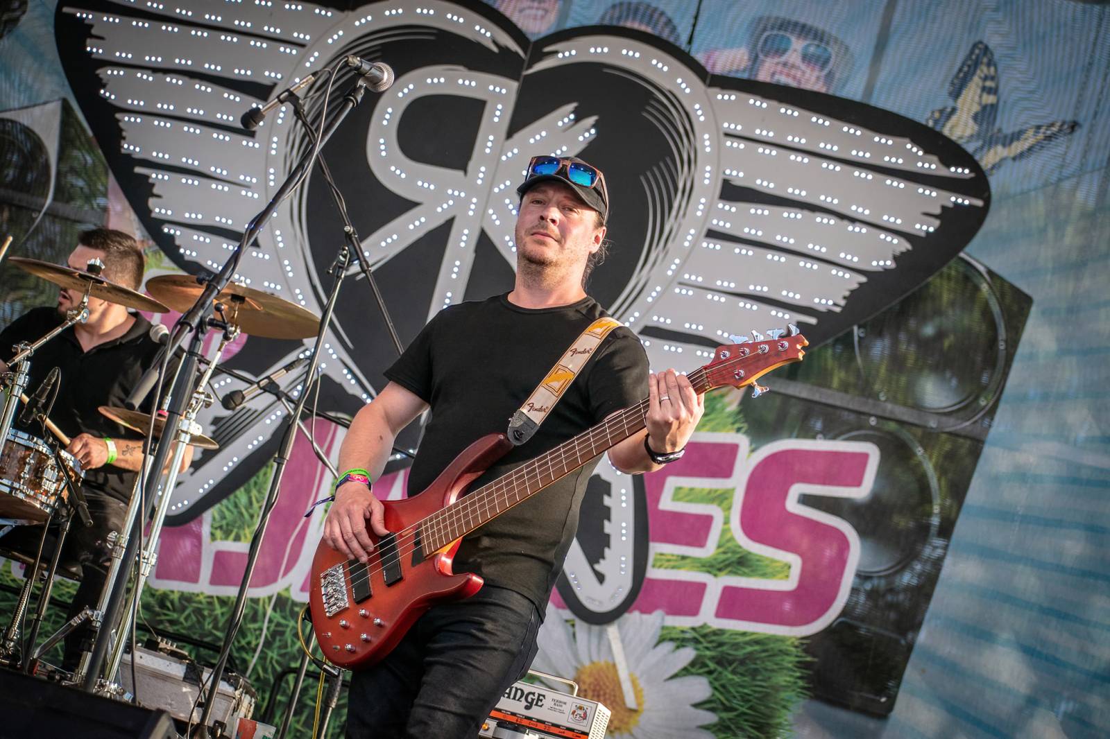 Majálesové veselí v Pardubicích odstartovalo. Miraie Navrátila vyklopili fanoušci z nafukovací jahody