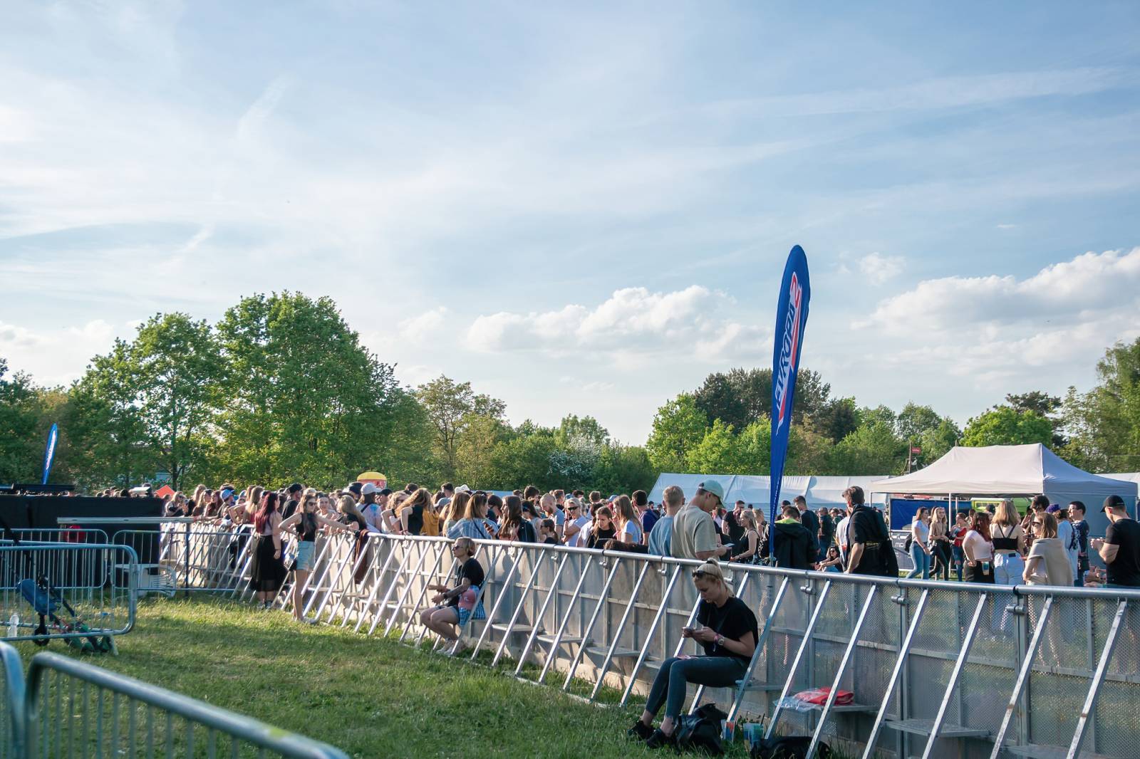 Majálesové veselí v Pardubicích odstartovalo. Miraie Navrátila vyklopili fanoušci z nafukovací jahody