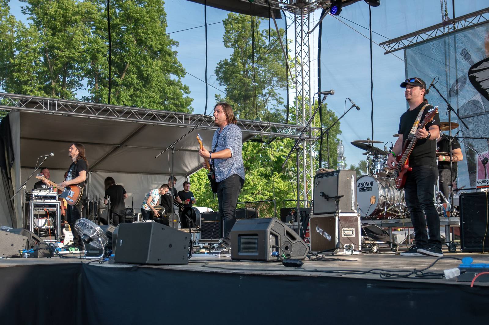 Majálesové veselí v Pardubicích odstartovalo. Miraie Navrátila vyklopili fanoušci z nafukovací jahody