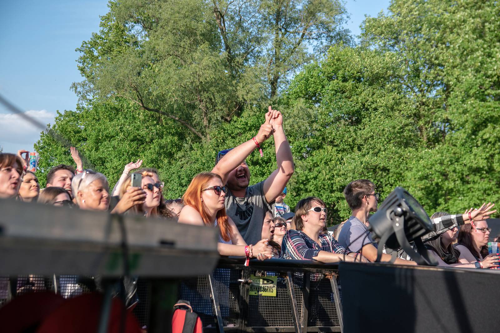 Majálesové veselí v Pardubicích odstartovalo. Miraie Navrátila vyklopili fanoušci z nafukovací jahody