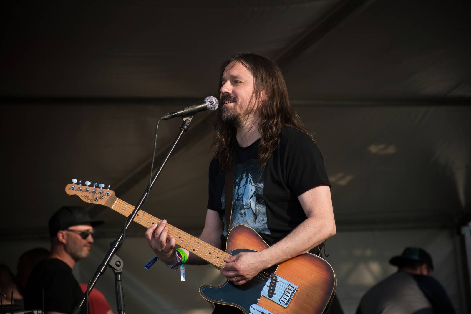 Majálesové veselí v Pardubicích odstartovalo. Miraie Navrátila vyklopili fanoušci z nafukovací jahody