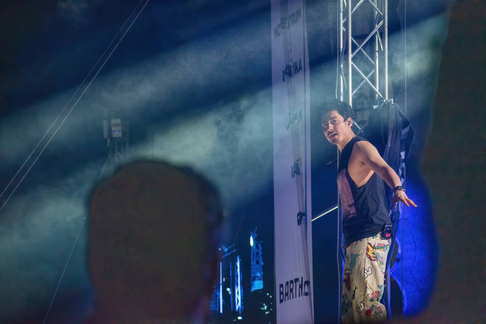 Majálesové veselí v Pardubicích odstartovalo. Miraie Navrátila vyklopili fanoušci z nafukovací jahody