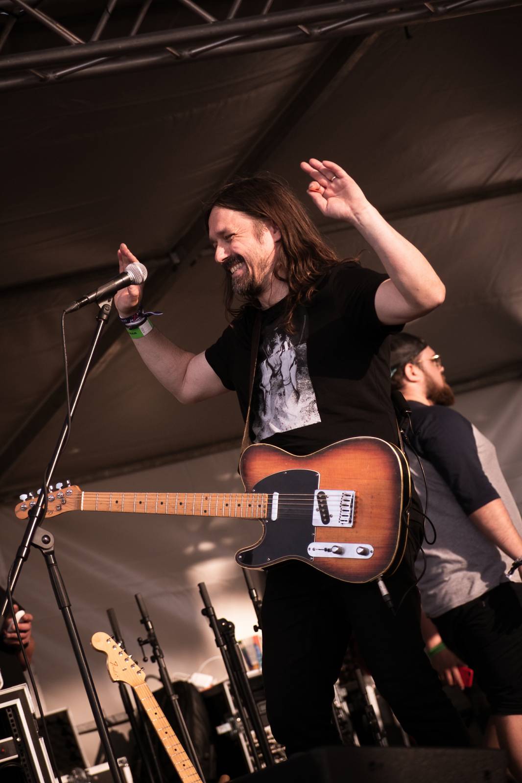 Majálesové veselí v Pardubicích odstartovalo. Miraie Navrátila vyklopili fanoušci z nafukovací jahody