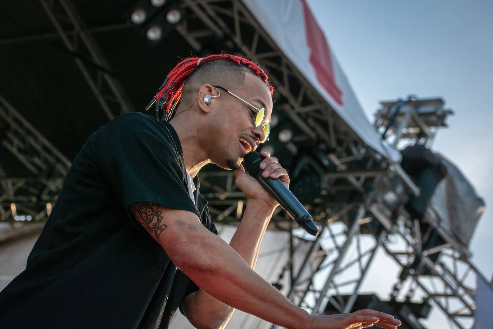 Majálesové veselí v Pardubicích odstartovalo. Miraie Navrátila vyklopili fanoušci z nafukovací jahody