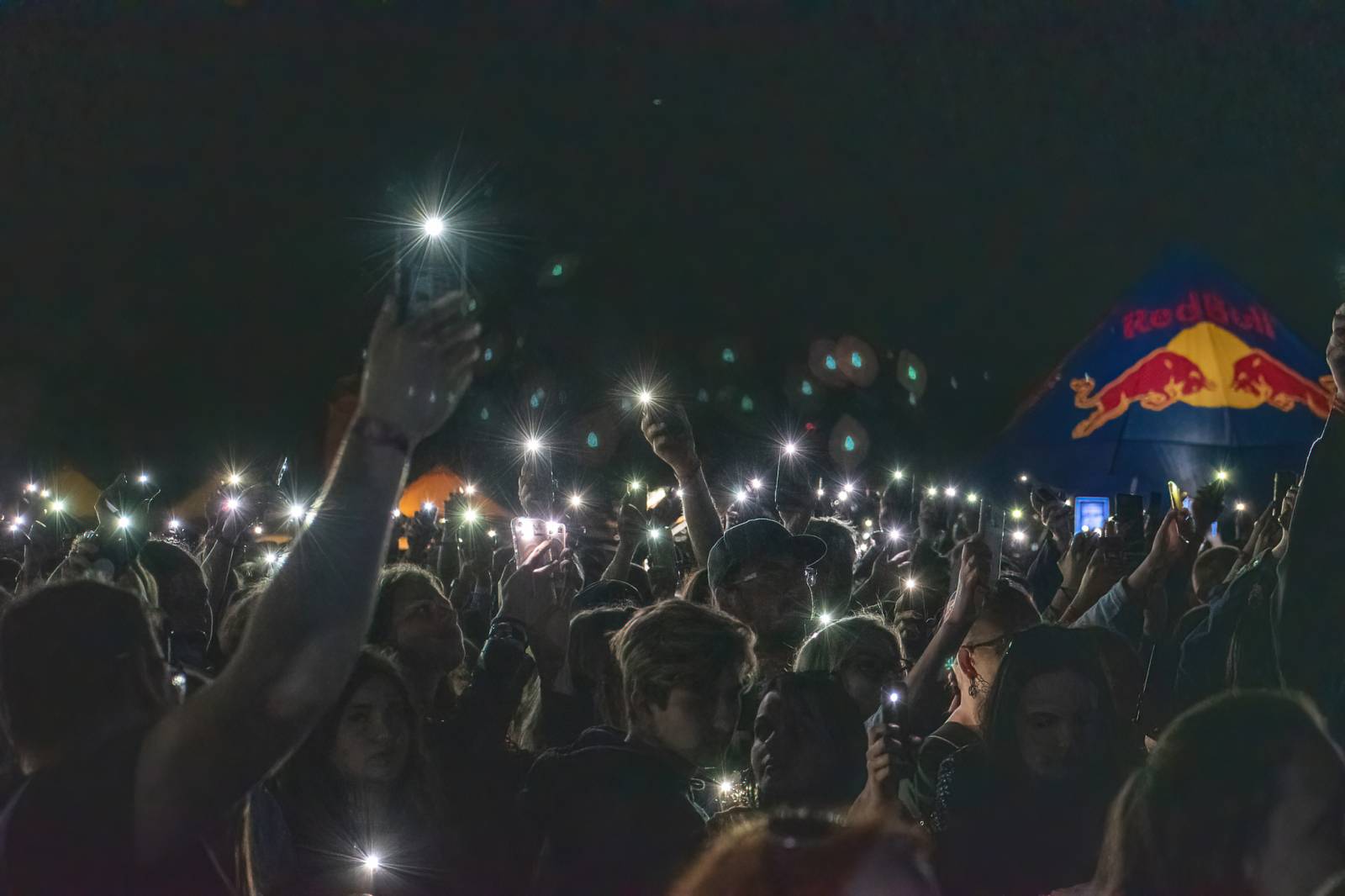 Majálesové veselí v Pardubicích odstartovalo. Miraie Navrátila vyklopili fanoušci z nafukovací jahody