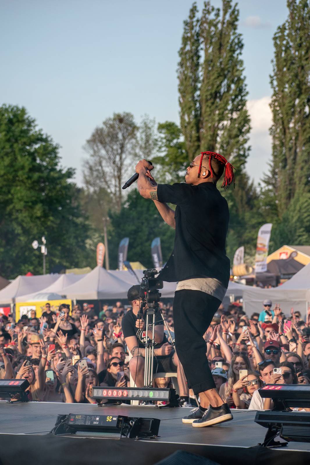 Majálesové veselí v Pardubicích odstartovalo. Miraie Navrátila vyklopili fanoušci z nafukovací jahody