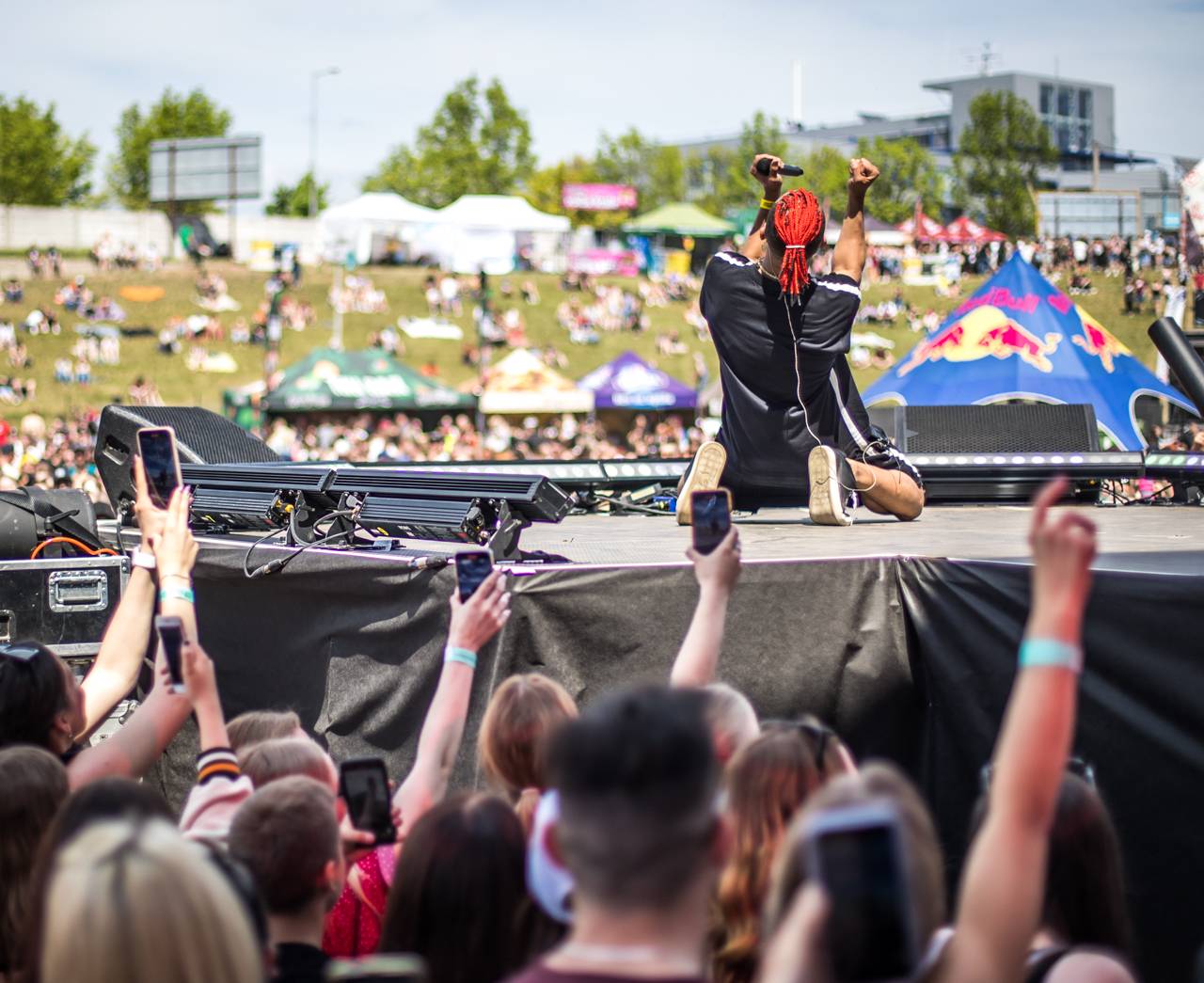 Překvapení Plzeňského Majálesu? King Lost alias Marek Ztracený. Po Benu Cristovaovi létaly podprsenky, vystoupili i Rybičky 48 či Divokej Bill