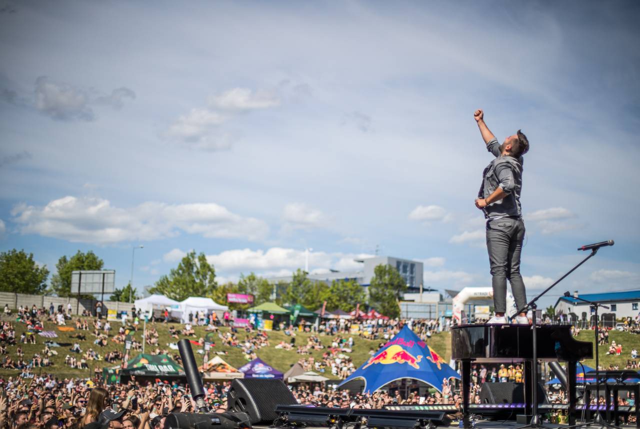 Překvapení Plzeňského Majálesu? King Lost alias Marek Ztracený. Po Benu Cristovaovi létaly podprsenky, vystoupili i Rybičky 48 či Divokej Bill