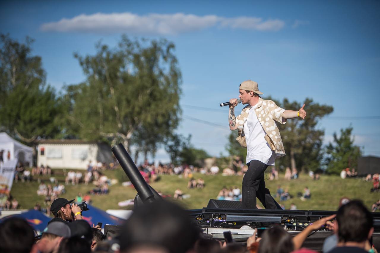 Překvapení Plzeňského Majálesu? King Lost alias Marek Ztracený. Po Benu Cristovaovi létaly podprsenky, vystoupili i Rybičky 48 či Divokej Bill