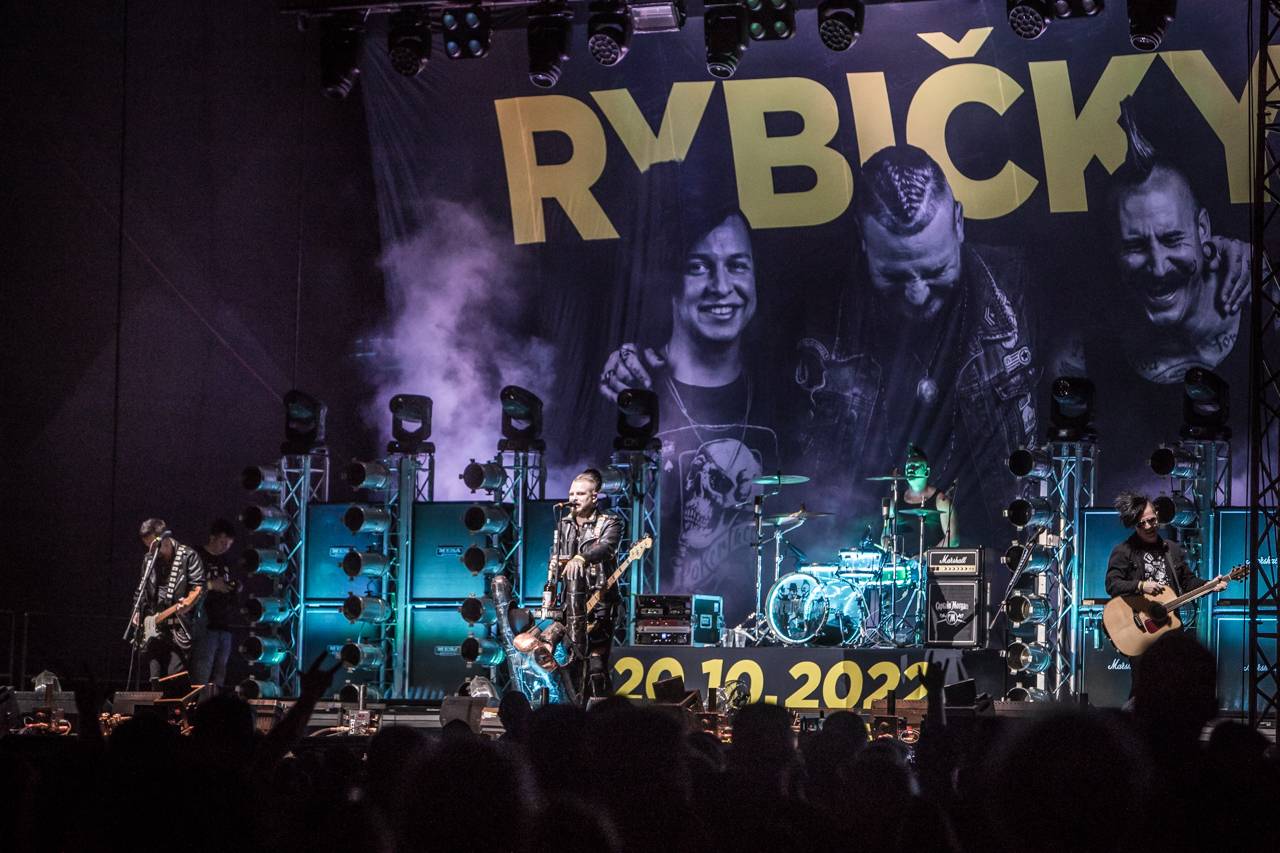 Překvapení Plzeňského Majálesu? King Lost alias Marek Ztracený. Po Benu Cristovaovi létaly podprsenky, vystoupili i Rybičky 48 či Divokej Bill