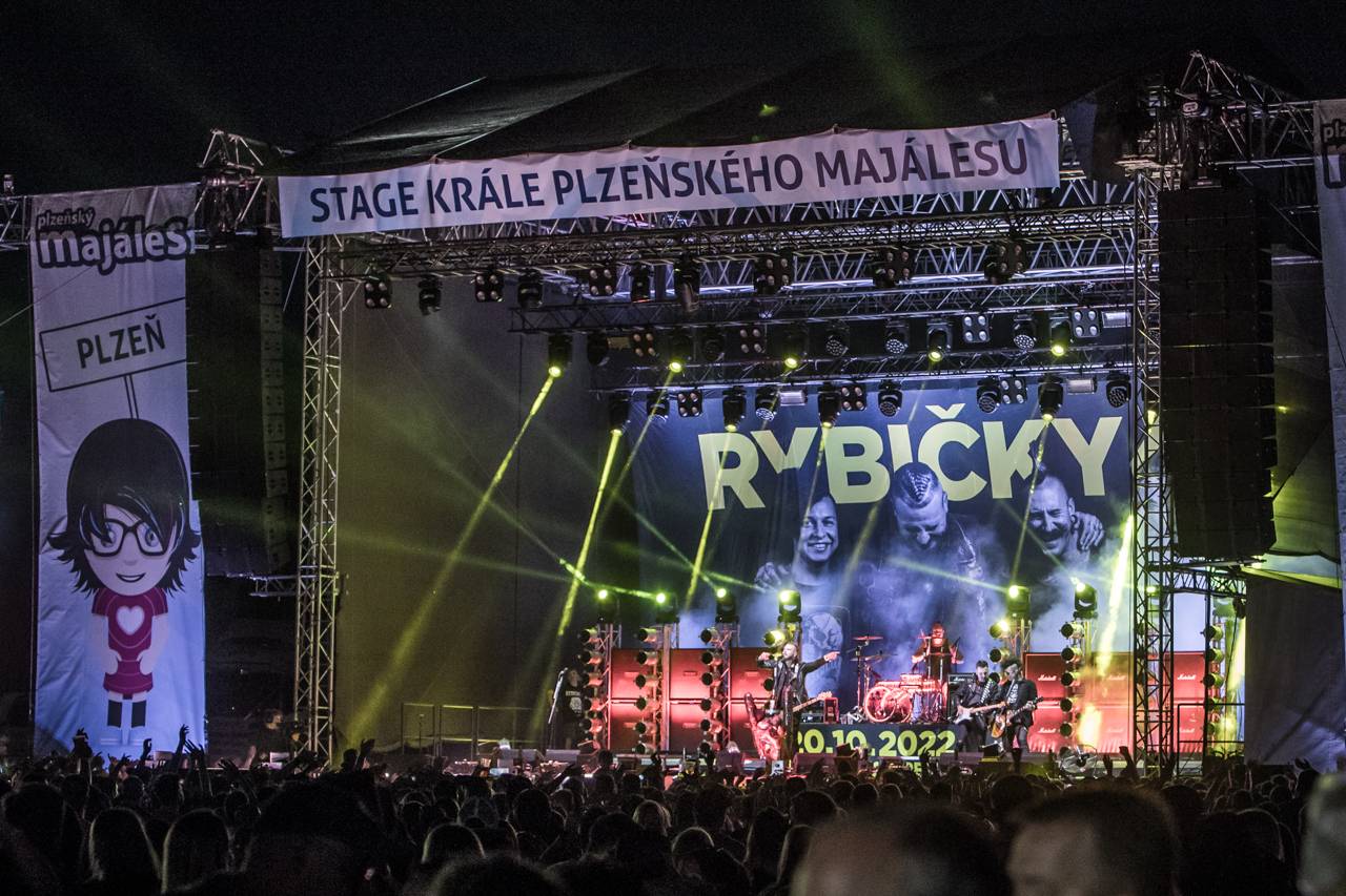 Překvapení Plzeňského Majálesu? King Lost alias Marek Ztracený. Po Benu Cristovaovi létaly podprsenky, vystoupili i Rybičky 48 či Divokej Bill