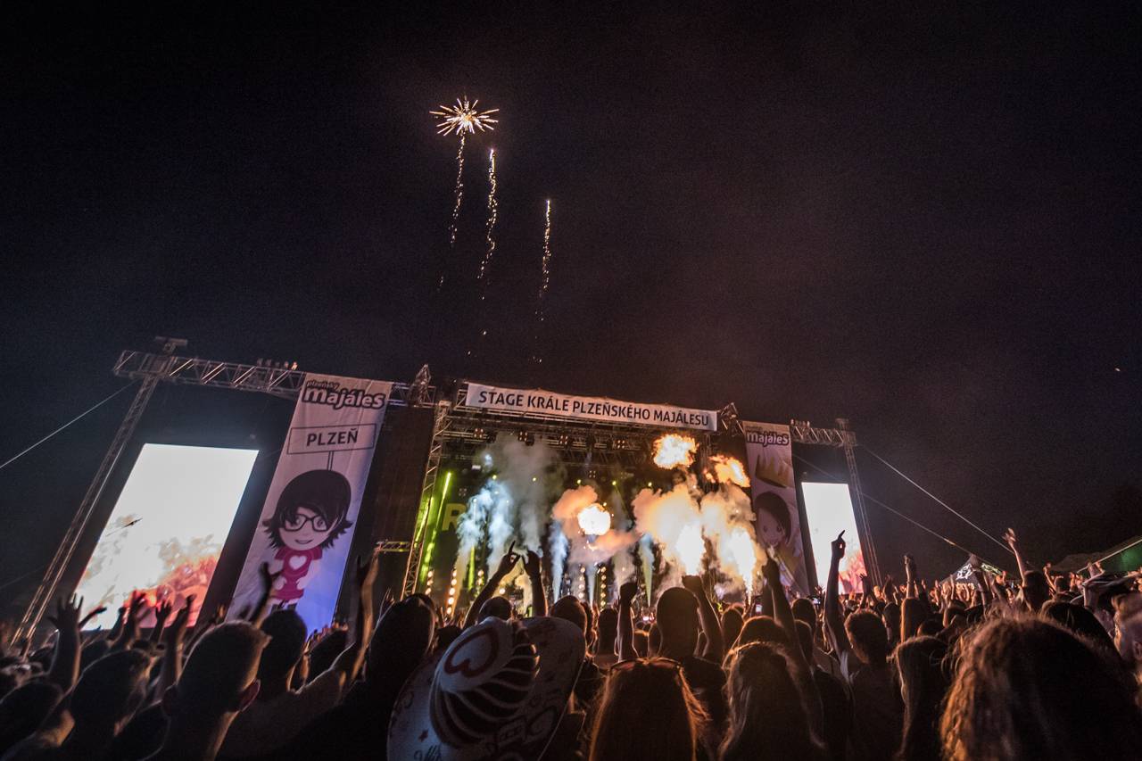 Překvapení Plzeňského Majálesu? King Lost alias Marek Ztracený. Po Benu Cristovaovi létaly podprsenky, vystoupili i Rybičky 48 či Divokej Bill