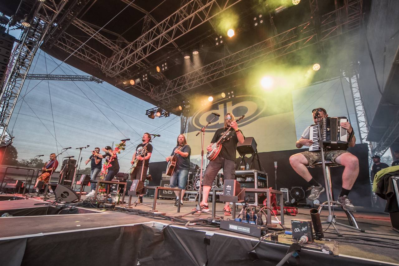 Překvapení Plzeňského Majálesu? King Lost alias Marek Ztracený. Po Benu Cristovaovi létaly podprsenky, vystoupili i Rybičky 48 či Divokej Bill