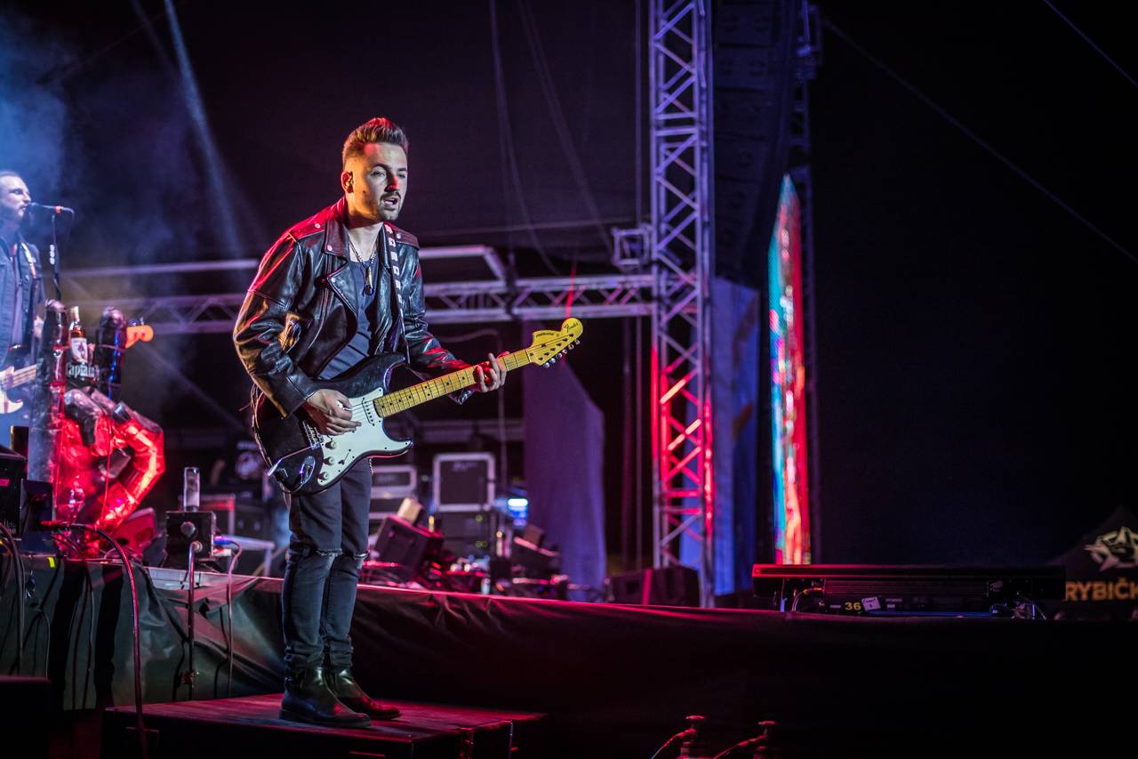 Překvapení Plzeňského Majálesu? King Lost alias Marek Ztracený. Po Benu Cristovaovi létaly podprsenky, vystoupili i Rybičky 48 či Divokej Bill