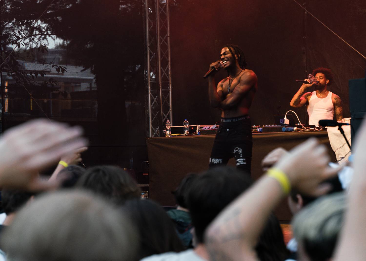 Čistá syrovost a nával energie. Do Česka dorazil rapper Denzel Curry