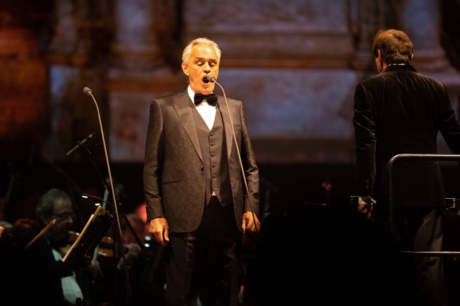 Andrea Bocelli zaplnil pražskou O2 arenu, nevidomý tenorista pozval na pódium několik hostů