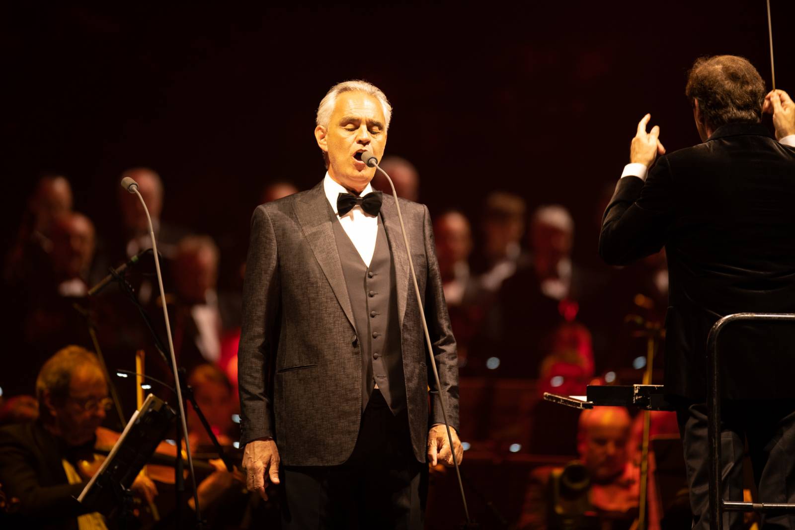 Andrea Bocelli zaplnil pražskou O2 arenu, nevidomý tenorista pozval na pódium několik hostů