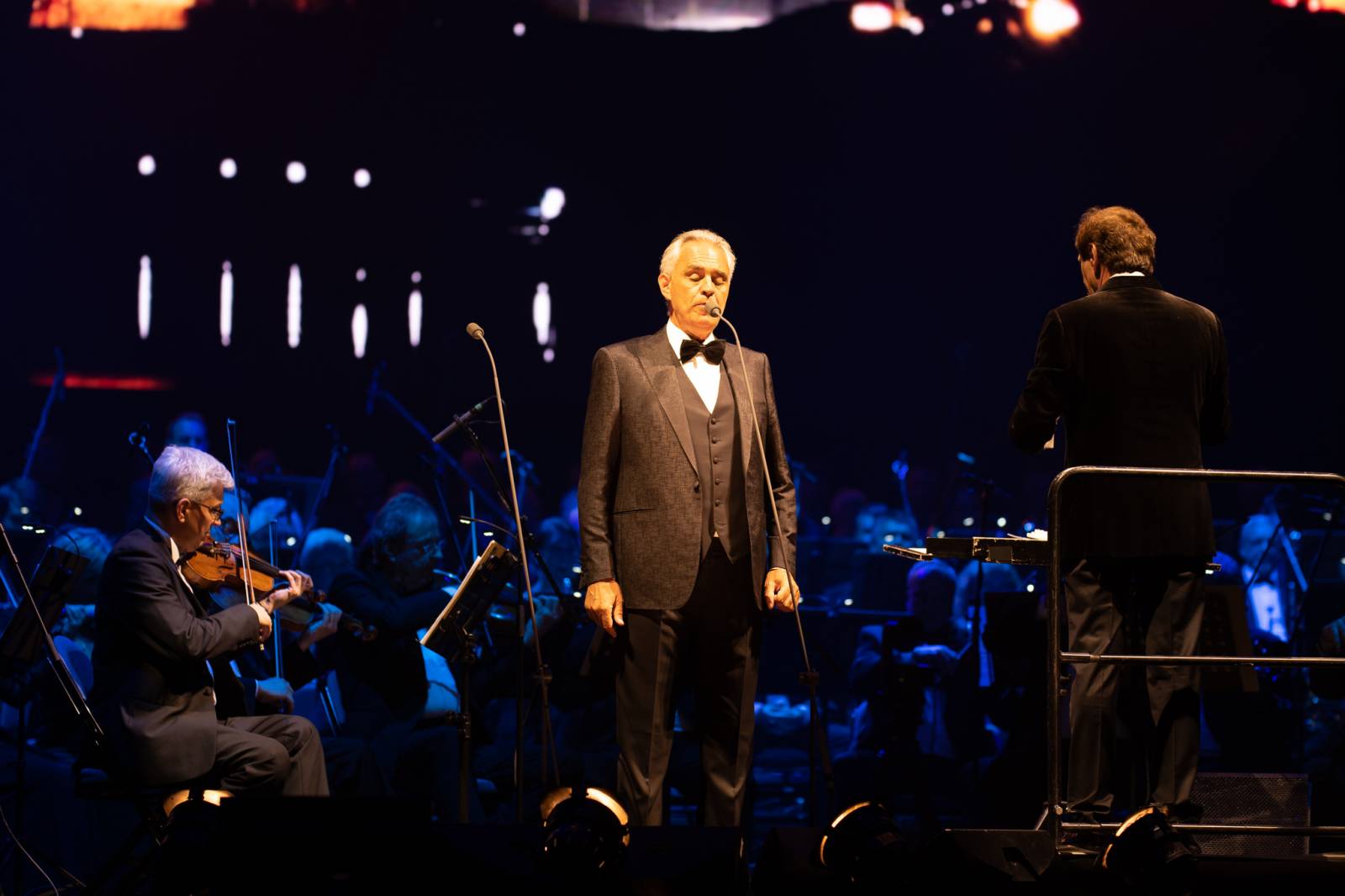 Andrea Bocelli zaplnil pražskou O2 arenu, nevidomý tenorista pozval na pódium několik hostů