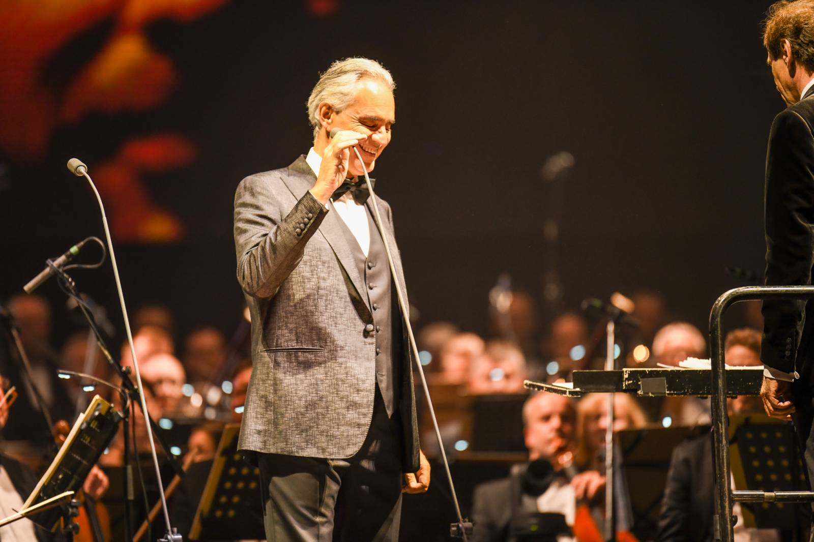 Andrea Bocelli zaplnil pražskou O2 arenu, nevidomý tenorista pozval na pódium několik hostů
