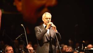Andrea Bocelli zaplnil pražskou O2 arenu, nevidomý tenorista pozval na pódium několik hostů