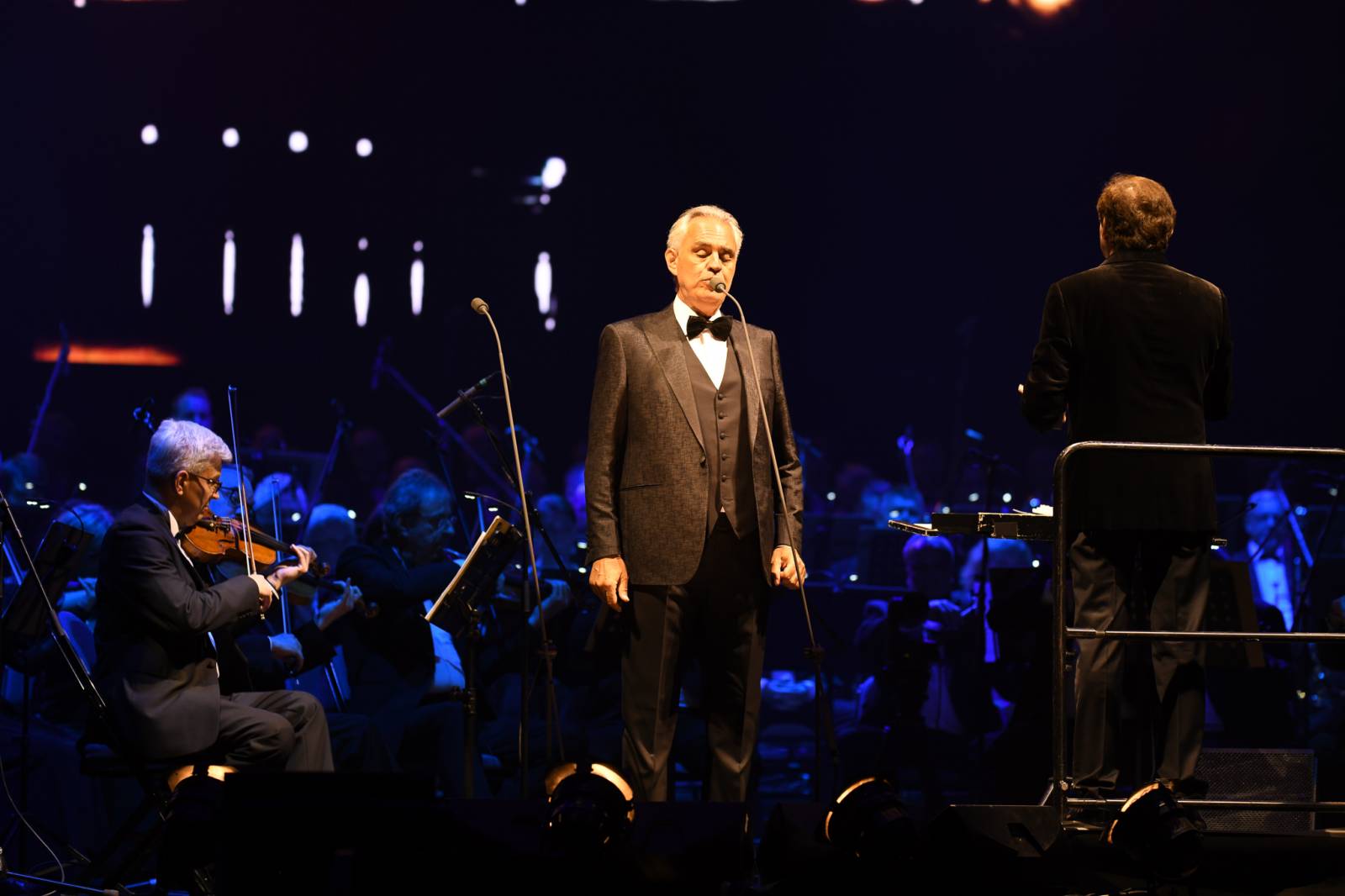 Andrea Bocelli zaplnil pražskou O2 arenu, nevidomý tenorista pozval na pódium několik hostů
