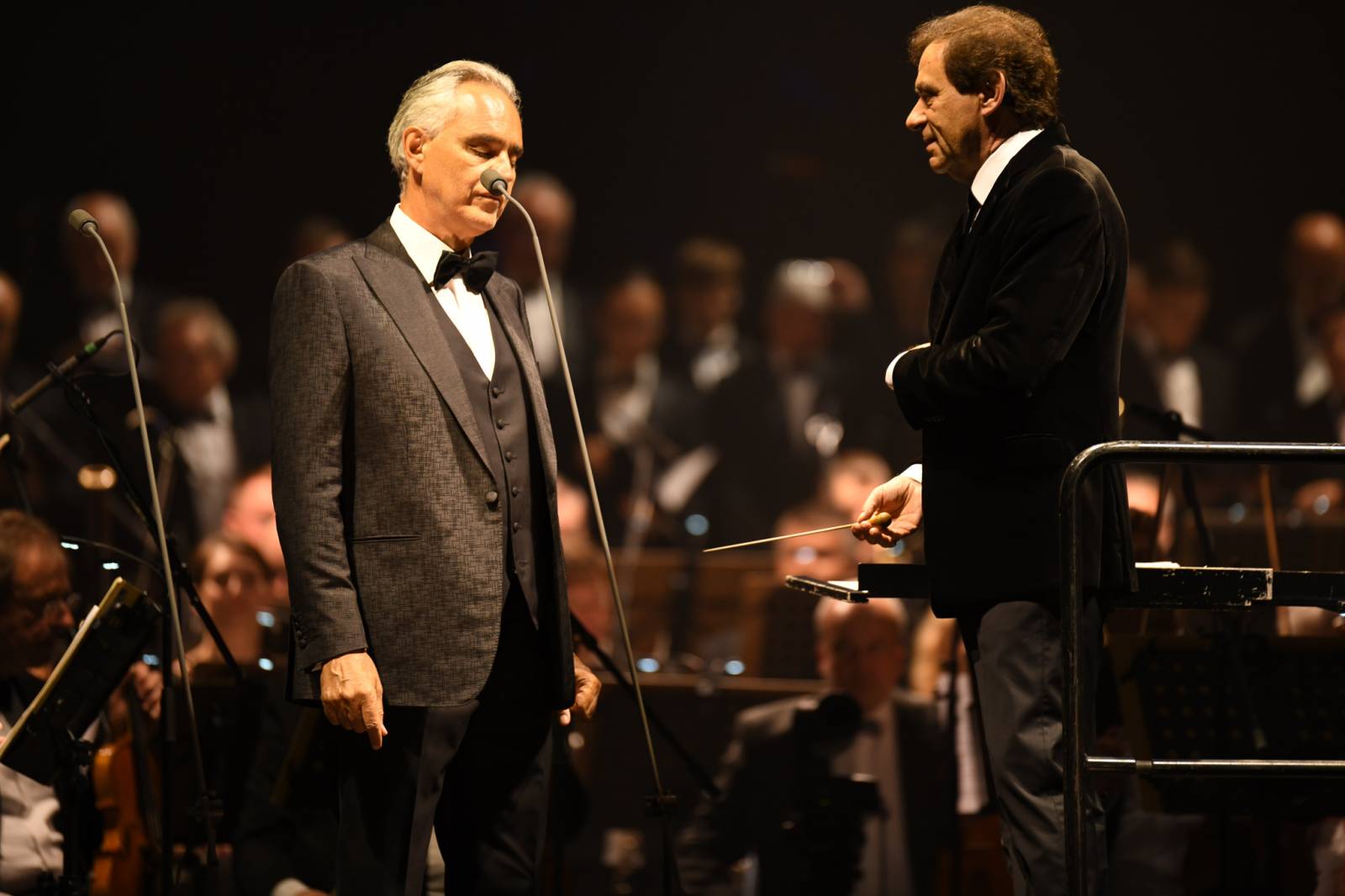 Andrea Bocelli zaplnil pražskou O2 arenu, nevidomý tenorista pozval na pódium několik hostů