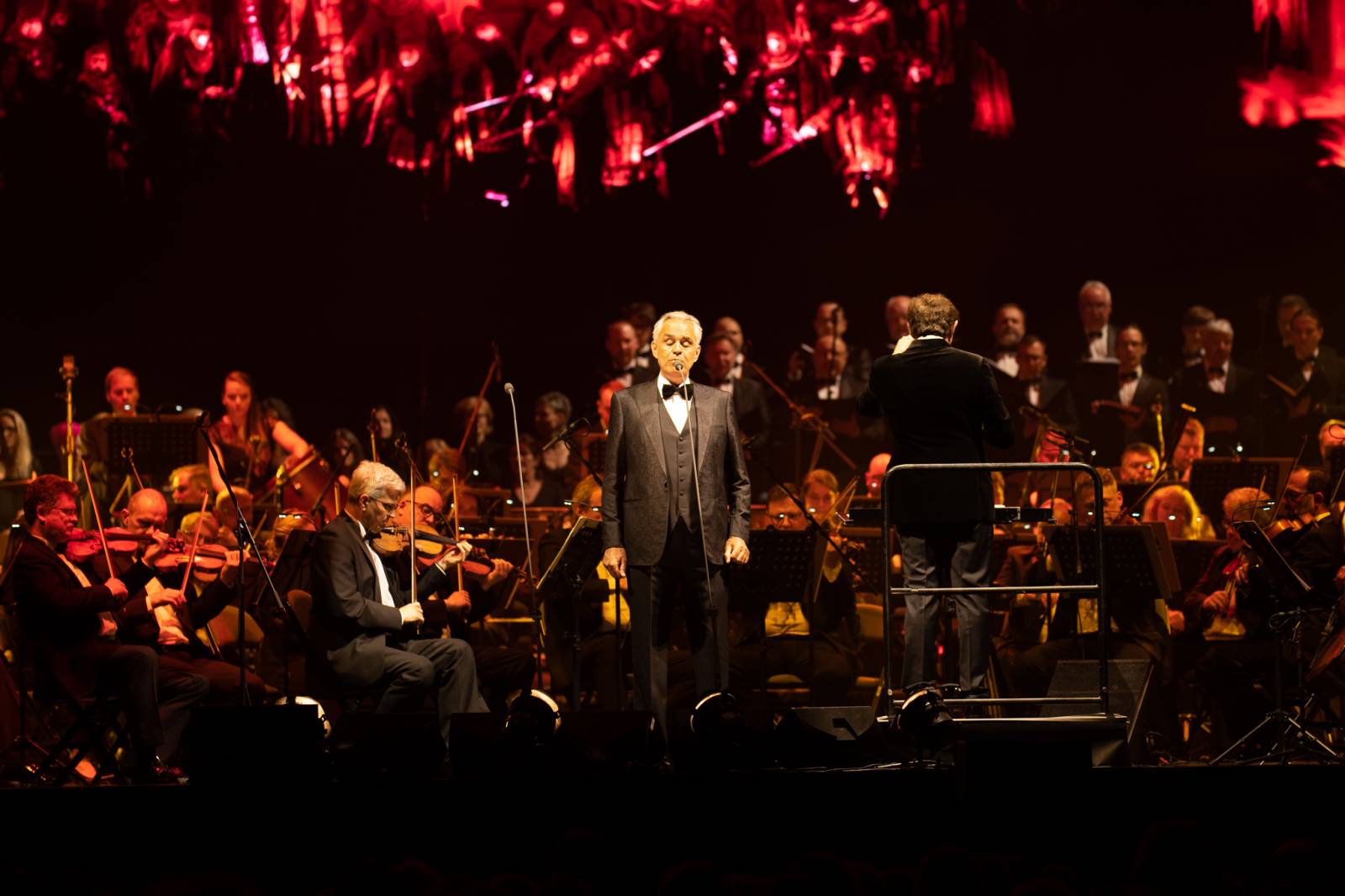 Andrea Bocelli zaplnil pražskou O2 arenu, nevidomý tenorista pozval na pódium několik hostů