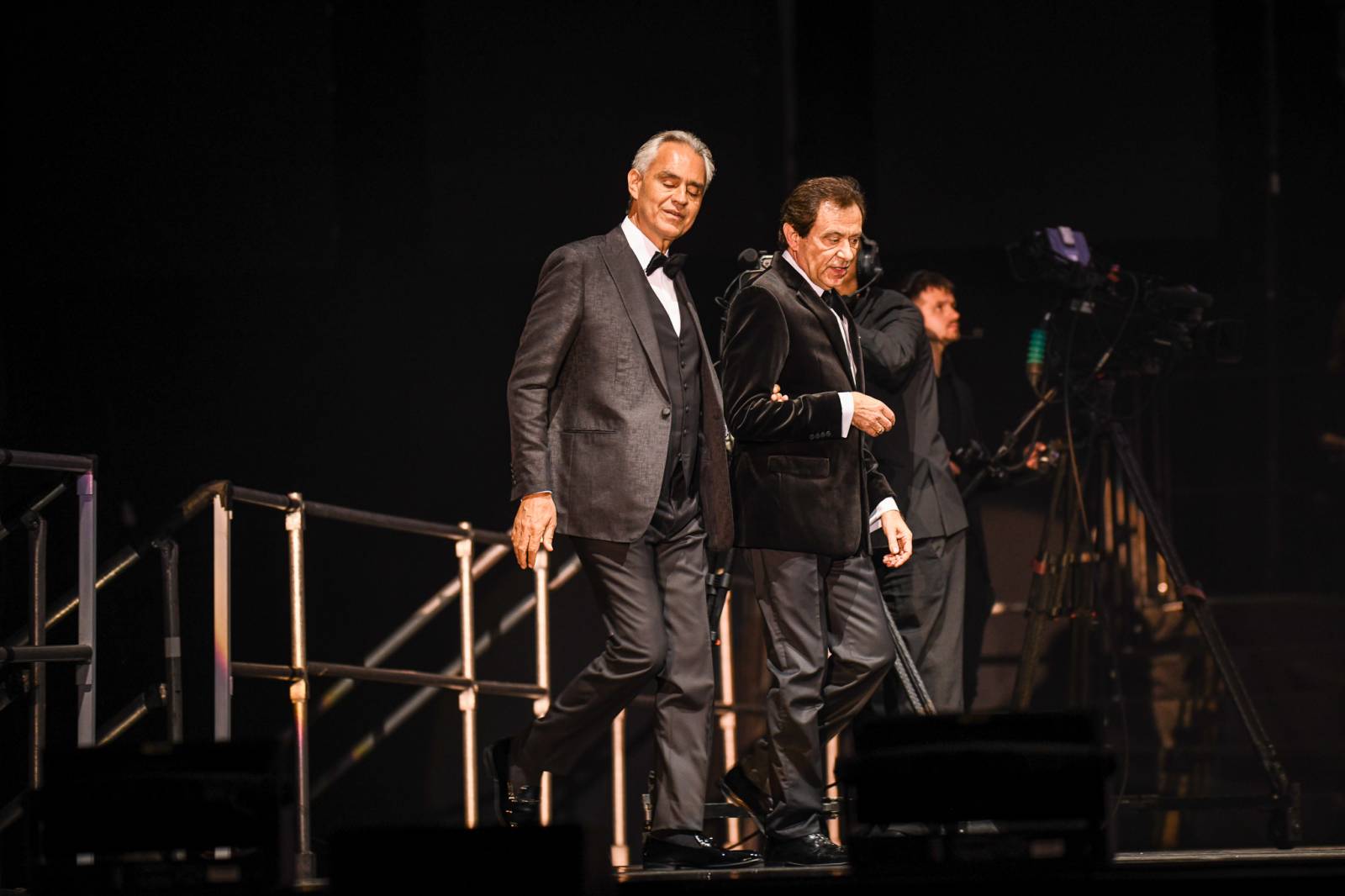 Andrea Bocelli zaplnil pražskou O2 arenu, nevidomý tenorista pozval na pódium několik hostů