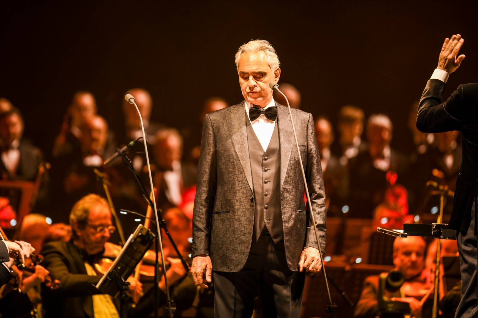 Andrea Bocelli zaplnil pražskou O2 arenu, nevidomý tenorista pozval na pódium několik hostů