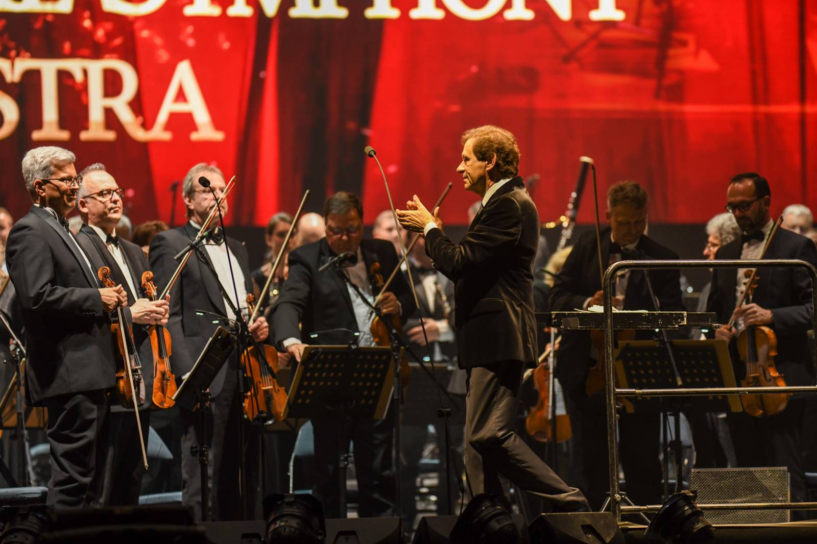 Andrea Bocelli zaplnil pražskou O2 arenu, nevidomý tenorista pozval na pódium několik hostů