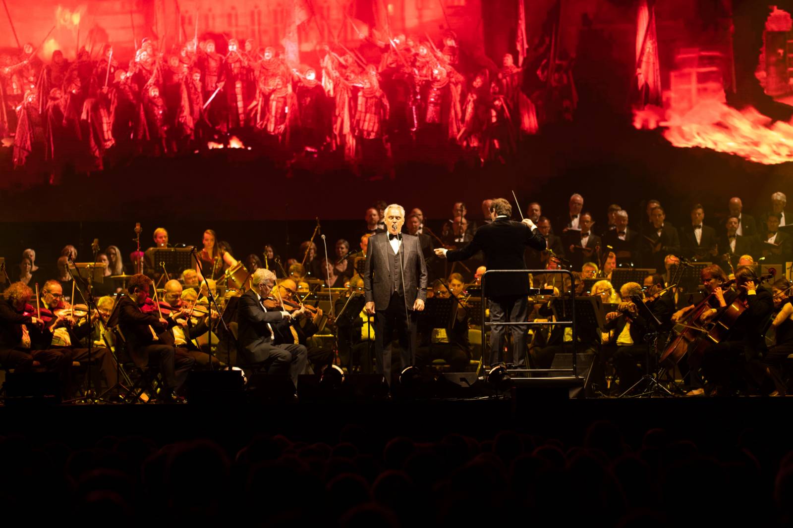 Andrea Bocelli zaplnil pražskou O2 arenu, nevidomý tenorista pozval na pódium několik hostů