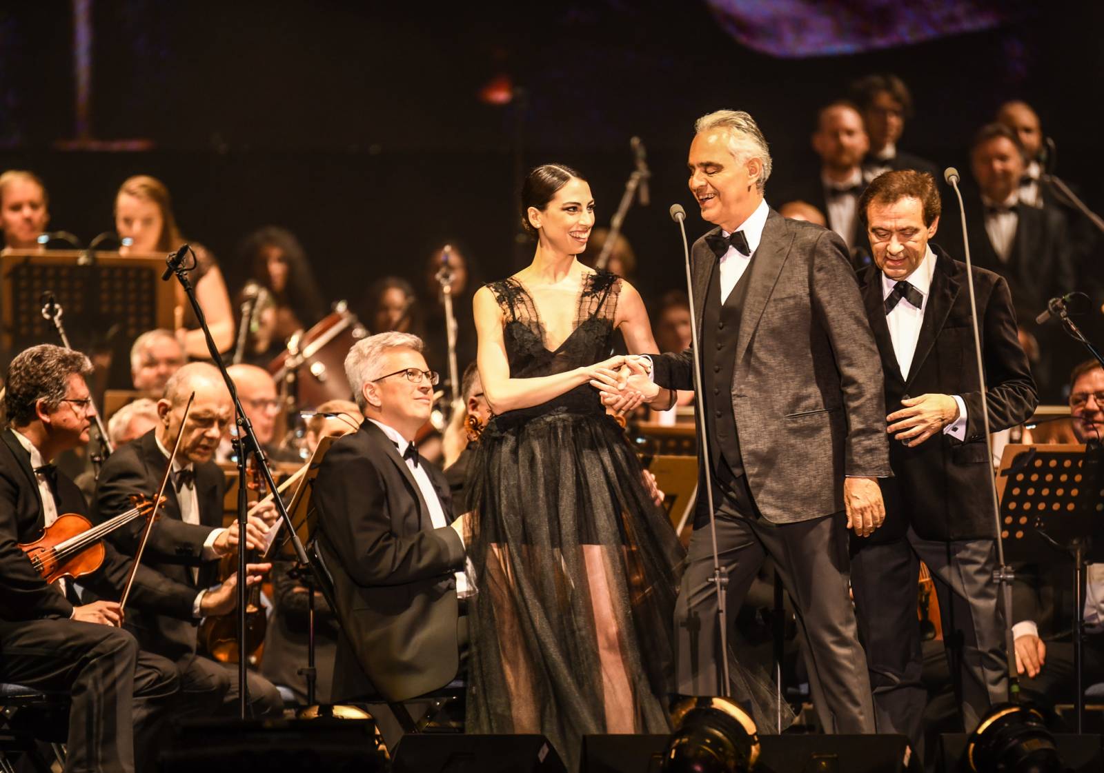 Andrea Bocelli zaplnil pražskou O2 arenu, nevidomý tenorista pozval na pódium několik hostů