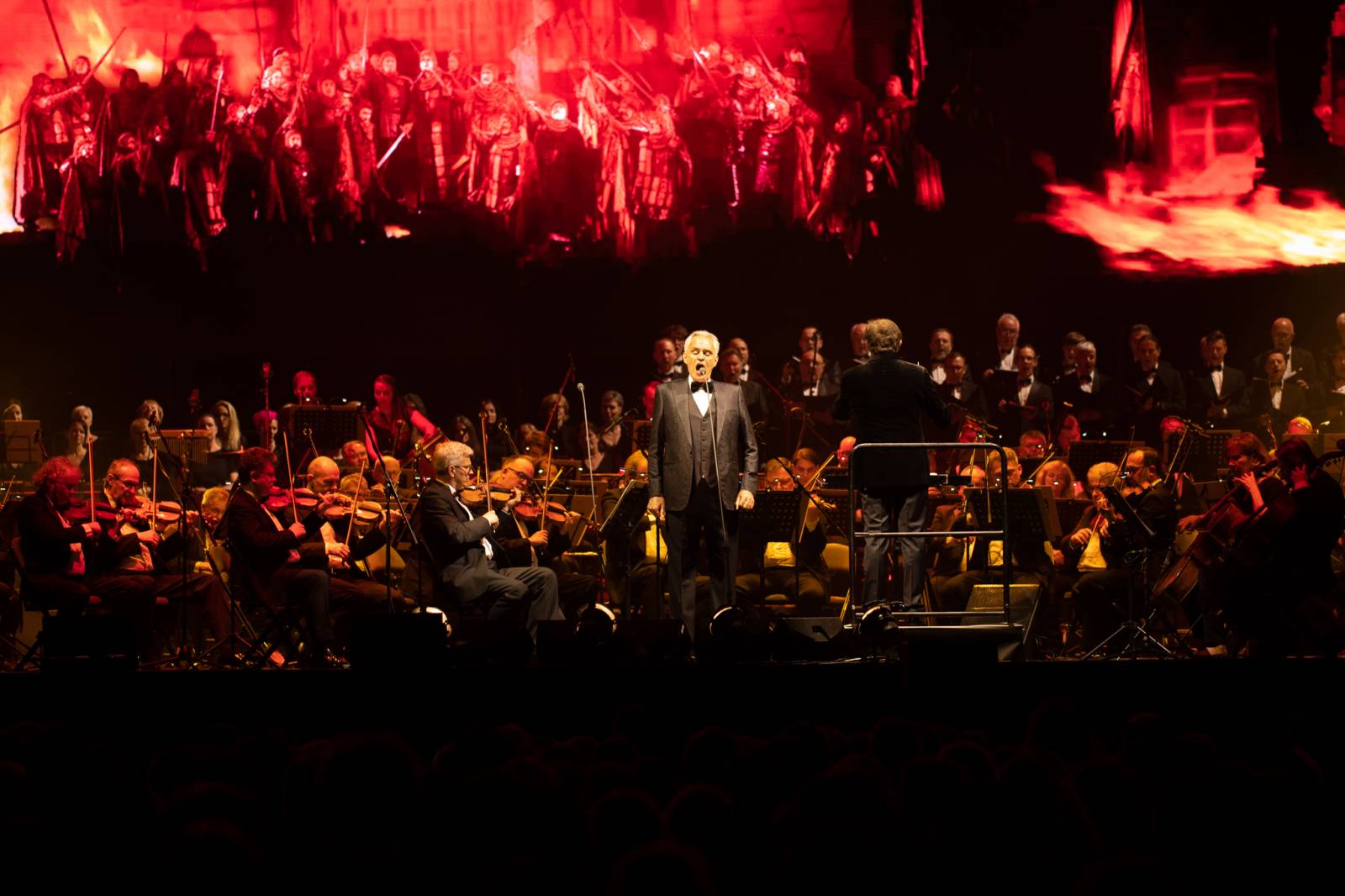 Andrea Bocelli zaplnil pražskou O2 arenu, nevidomý tenorista pozval na pódium několik hostů