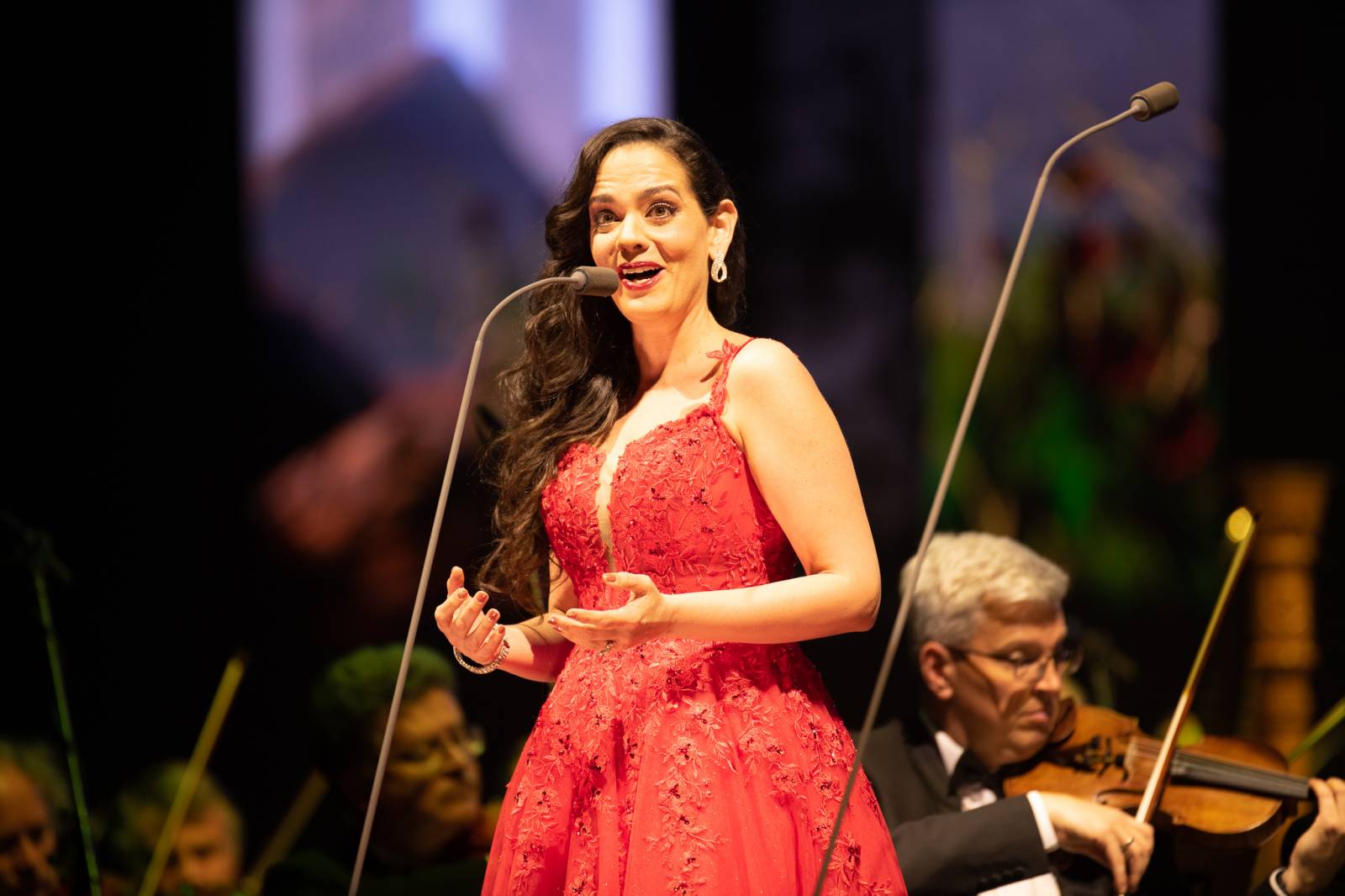 Andrea Bocelli zaplnil pražskou O2 arenu, nevidomý tenorista pozval na pódium několik hostů