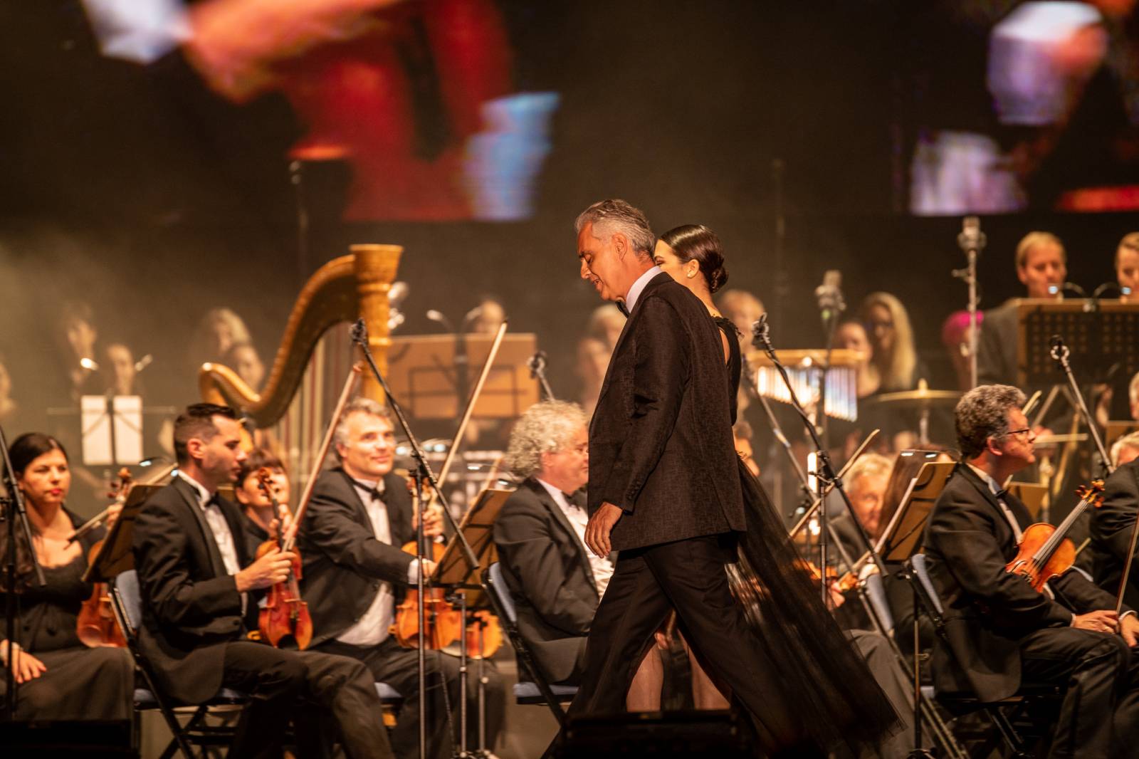 Andrea Bocelli zaplnil pražskou O2 arenu, nevidomý tenorista pozval na pódium několik hostů