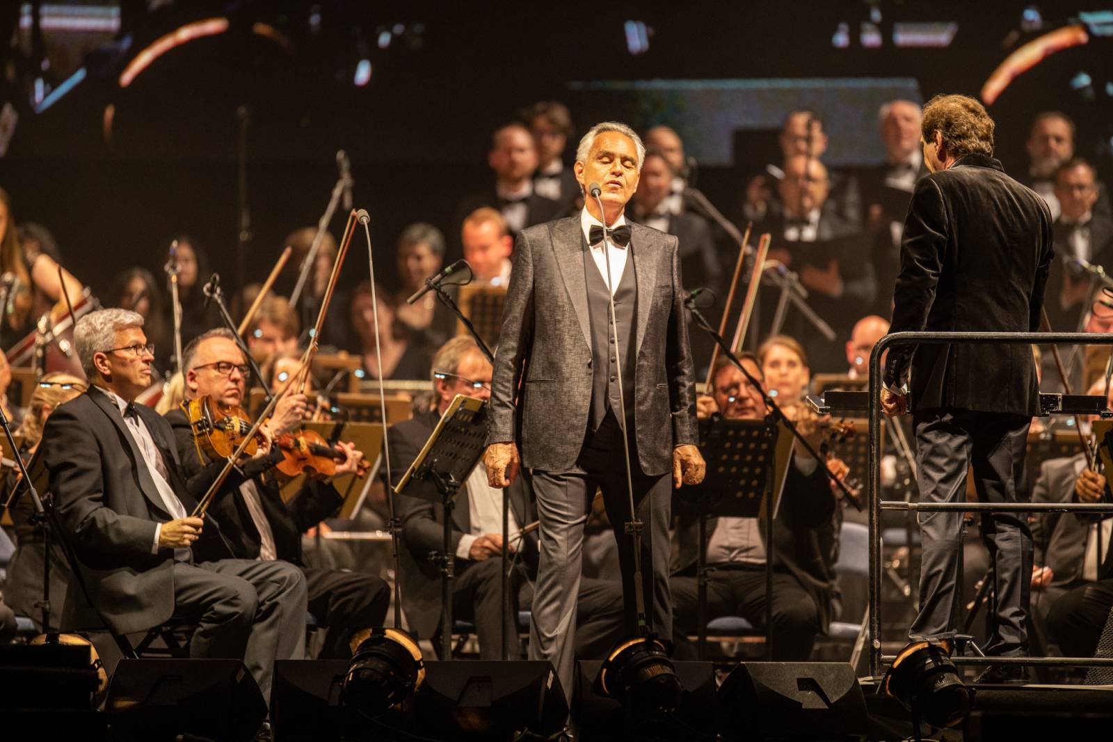 Andrea Bocelli zaplnil pražskou O2 arenu, nevidomý tenorista pozval na pódium několik hostů
